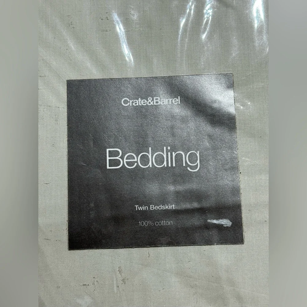 Crate & Barrel Times Square twin set 1 duvet cover,2 standard shams &1 bedskirt